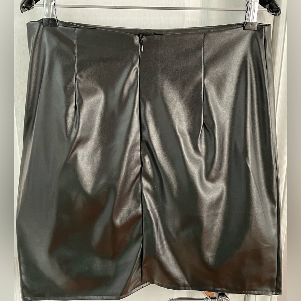 Aluna Levi Black Faux Leather Skirt. Zipper Closure in Back. Size L. New. - Picture 2 of 6